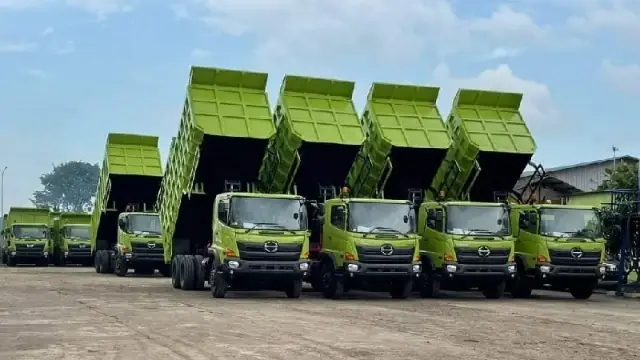 Armada dump truck Hino 500 siap kirim di area stok dealer Hino resmi