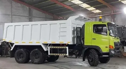 Unit dump truck Hino 500 dengan karoseri selesai di workshop rekanan dealer Hino