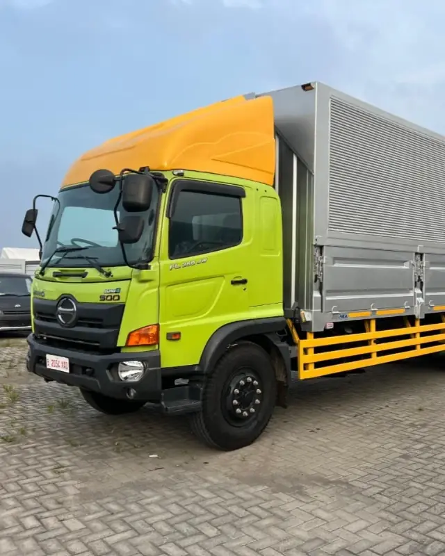 Serah terima Hino 500 dump truck kepada kontraktor proyek Gresik