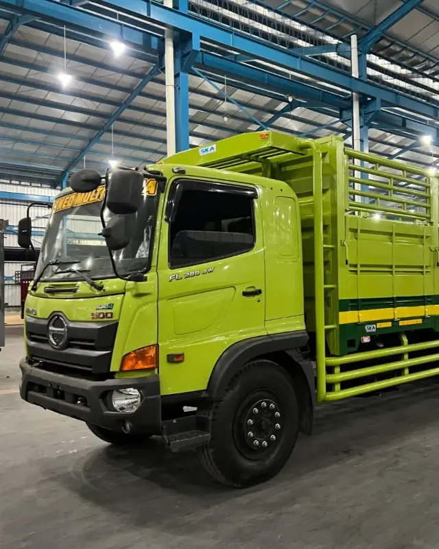 Serah terima armada Hino 300 bak kepada ekspedisi cargo Malang