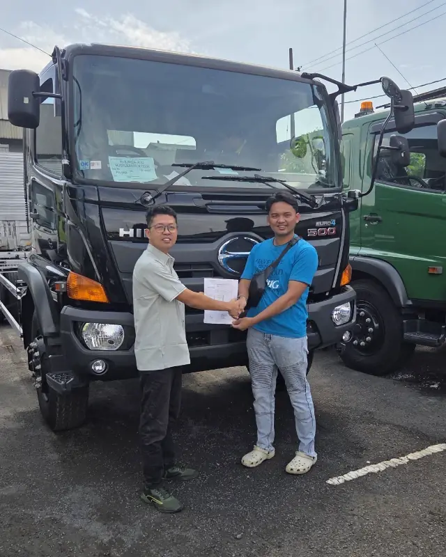 Serah terima truk Hino 500 Wingbox kepada PT Logistik Nasional Sidoarjo