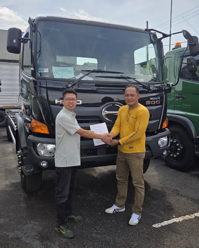 Serah terima truk Hino 300 box pendingin kepada distributor FMCG Surabaya