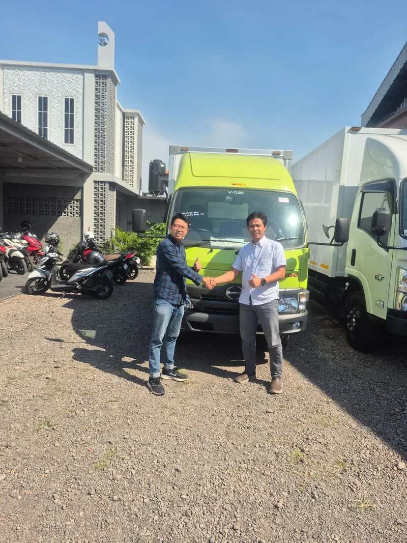 Customer bersama unit truk Hino 300 box baru setelah serah terima di dealer Hino resmi