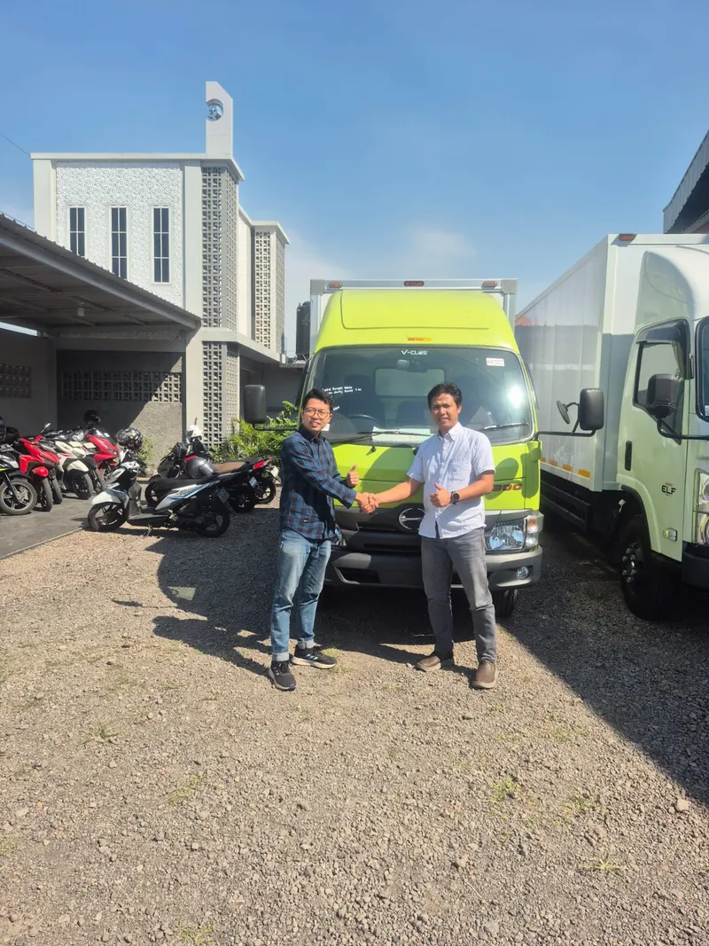 Serah terima unit truk Hino 300 box kepada customer bersama sales dealer Hino resmi