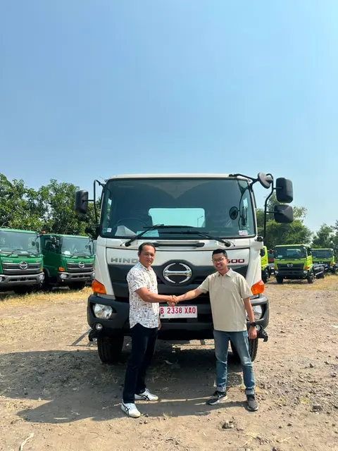 Serah terima unit truk Hino 500 baru kepada customer bersama sales dealer Hino resmi