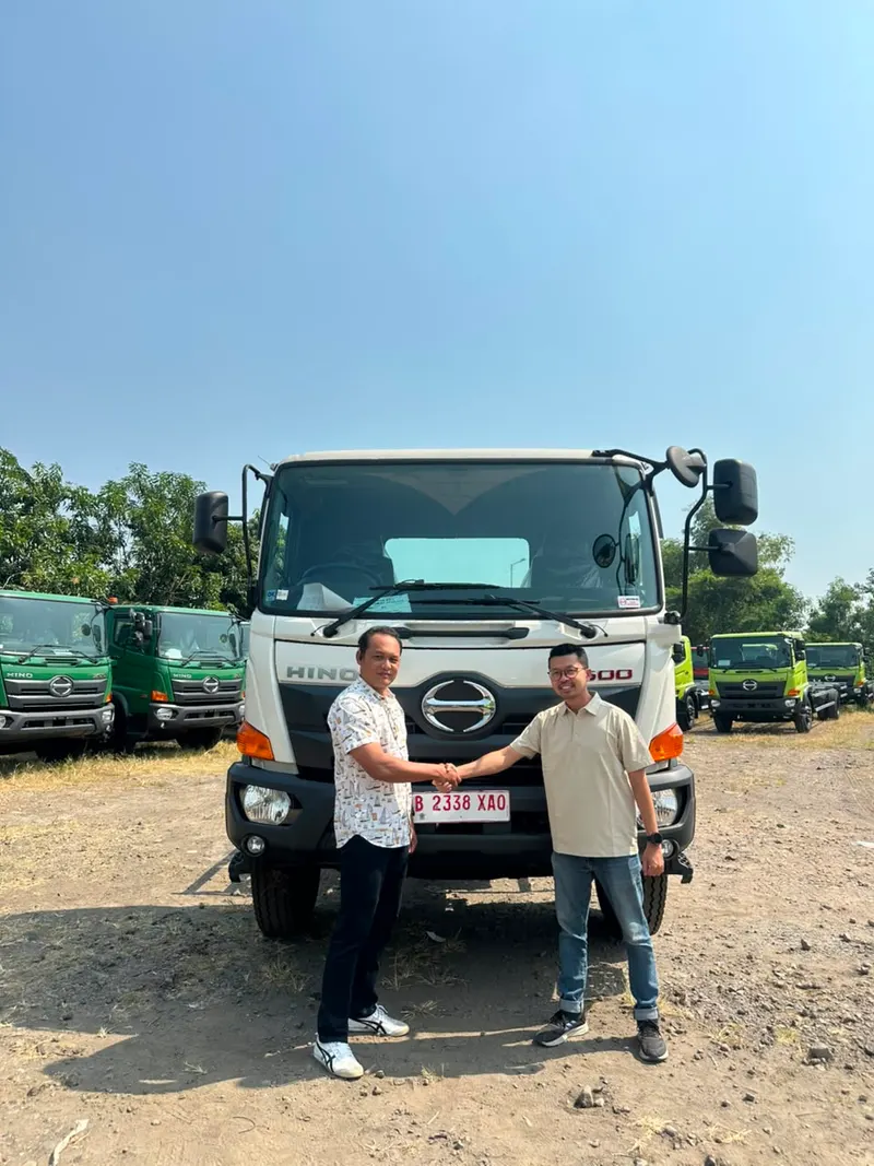 Serah terima unit truk Hino 500 baru kepada customer bersama sales dealer Hino resmi