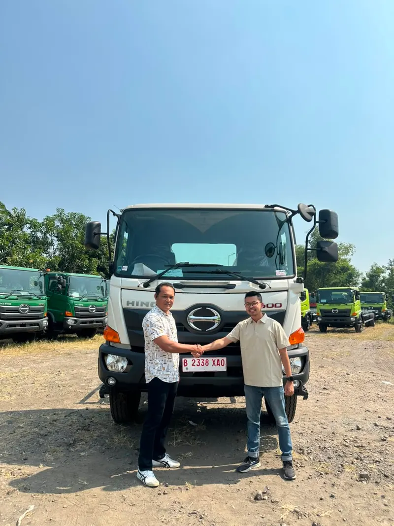 Customer menerima kunci unit truk Hino 500 di area stok dealer Hino resmi